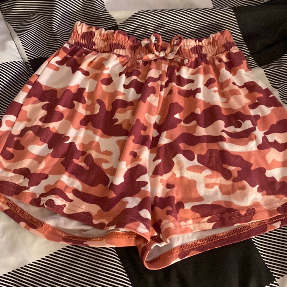 Cute pink camo shorts in style - Picture 1 of 2